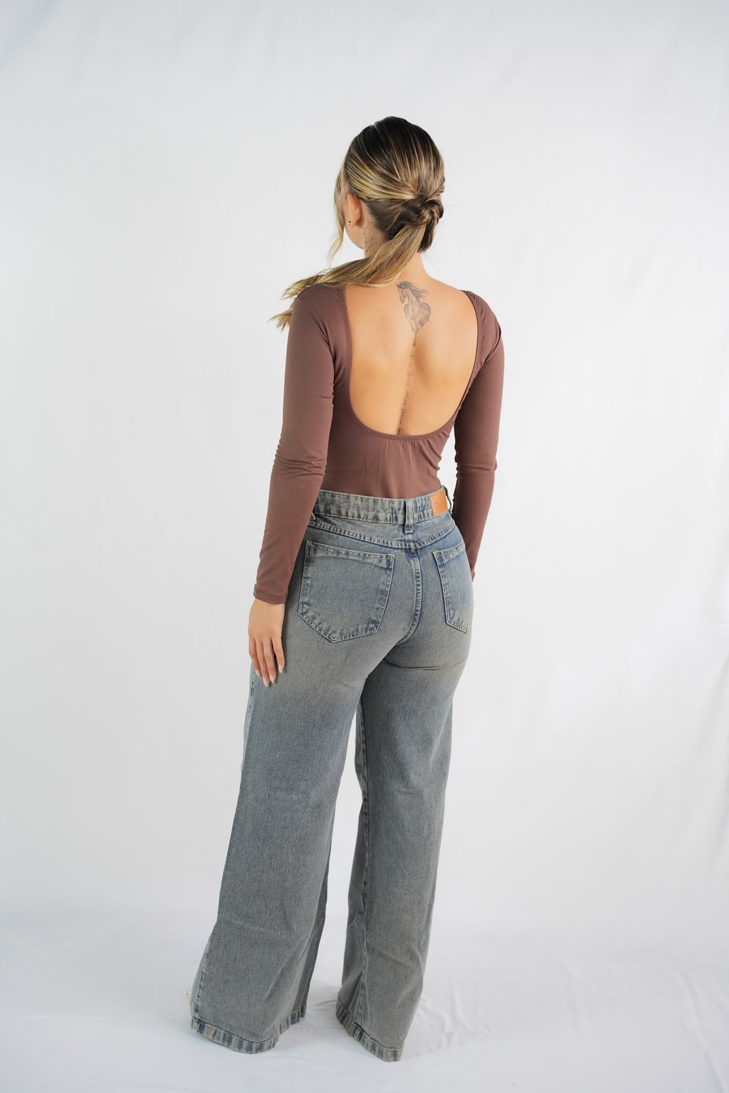 Cacau Round-Neck Open-Back Bodysuit
