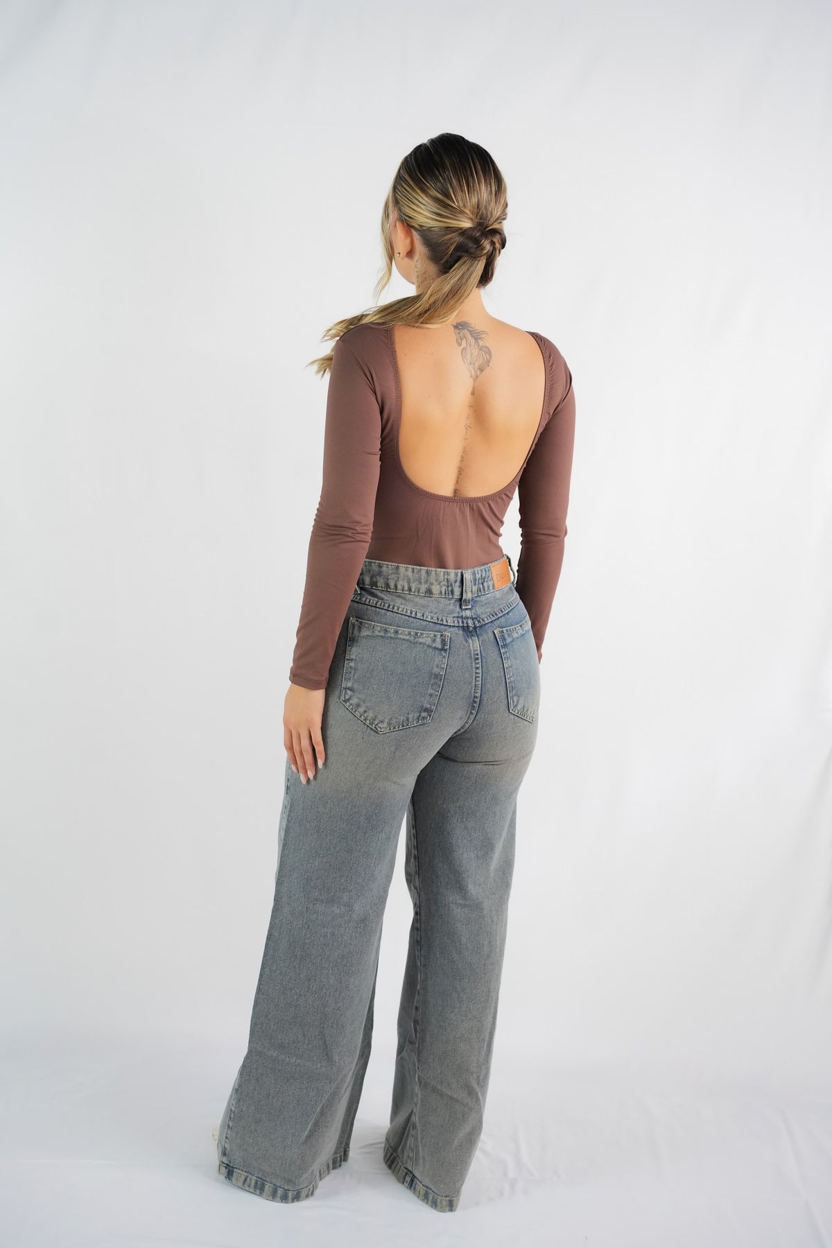 Cacau Round-Neck Open-Back Bodysuit